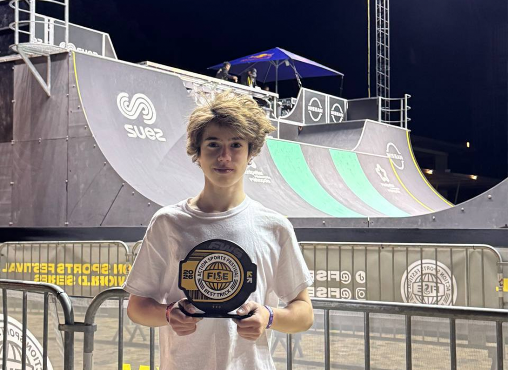 Юра со своим призом на площадке FISE 2026
